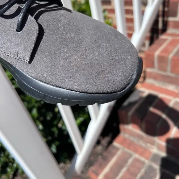 Cu4tro boots. Size 10 Has smudge from storage. I have not attempted to clean.