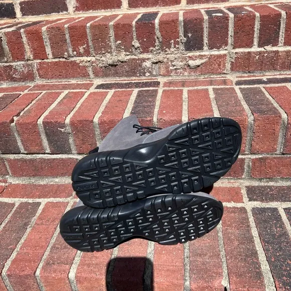 Cu4tro boots. Size 10 Has smudge from storage. I have not attempted to clean.
