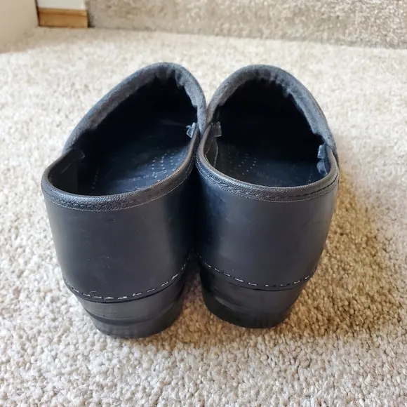 Dansko Clogs. Slip-on. Black. Womens size 39