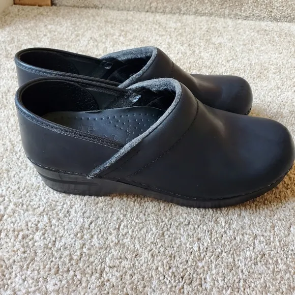 Dansko Clogs. Slip-on. Black. Womens size 39