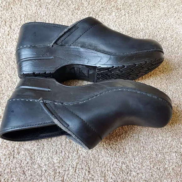 Dansko Clogs. Slip-on. Black. Womens size 39