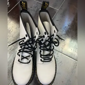 Doc Dr Martens Air Wair White Leather Boots Women’s Size 9 US 42 EU 11821