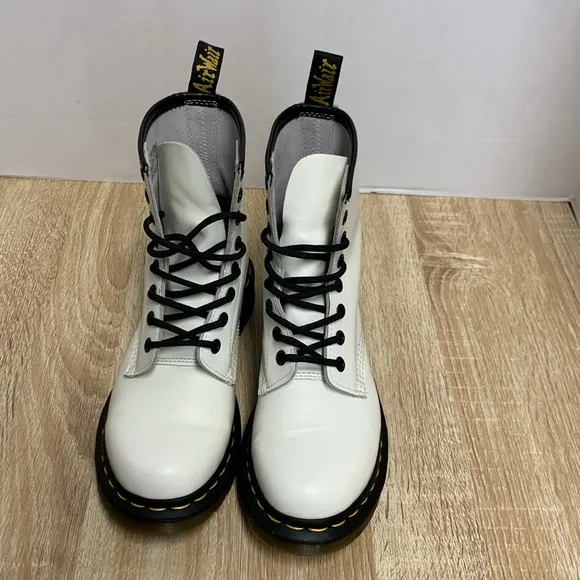 Doc Martens Women’s size 6 White Boots