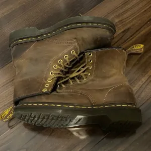 Dr. Martens 1460 CRAZY HORSE LEATHER LACE UP BOOTS