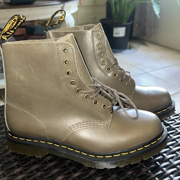Dr martens 1460 pascal leather combat boots NEW