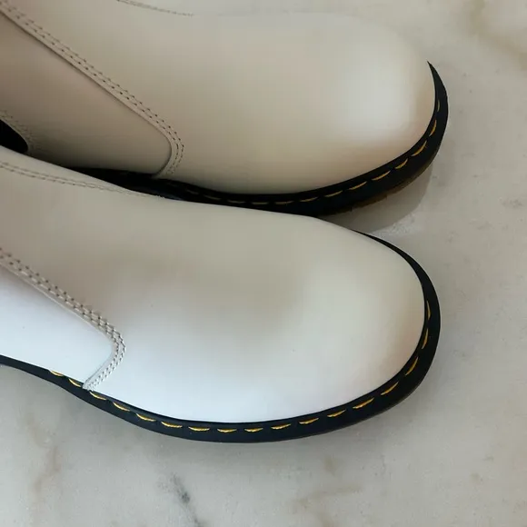 Dr. Martens 2976 Chelsea Boots Men’s Size 8 Women’s 9 White New NWT