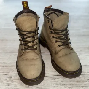 Dr. Martens 6 Hole Ankle Boots in Olive Green Men’s 4 / Women’s 5