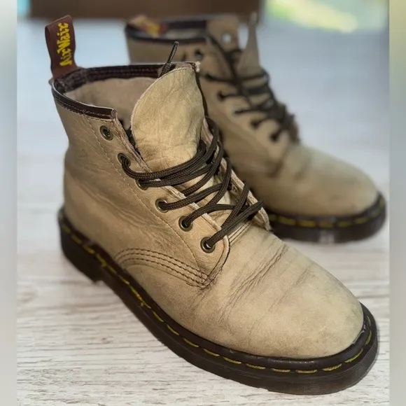 Dr. Martens 6 Hole Ankle Boots in Olive Green Men’s 4 / Women’s 5