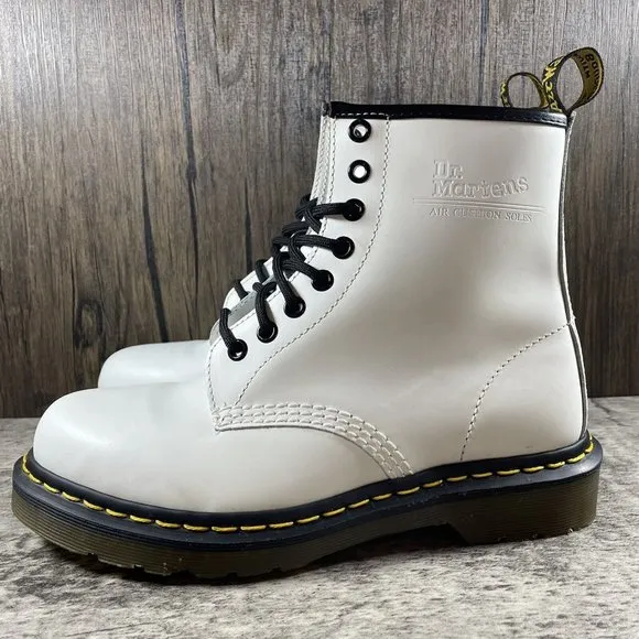 Dr Martens Air Wair 11822 Women’s Size 7 White Boots 8 Eyelet Leather