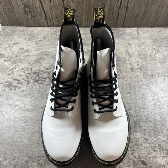 Dr Martens Air Wair 11822 Women’s Size 7 White Boots 8 Eyelet Leather