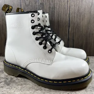 Dr Martens Air Wair 11822 Women’s Size 7 White Boots 8 Eyelet Leather