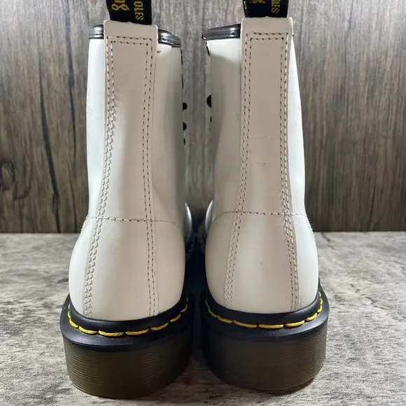 Dr Martens Air Wair 11822 Women’s Size 7 White Boots 8 Eyelet Leather