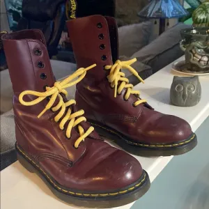 DR MARTENS Air Wair Boots, Women’s Size 7, Wine Red