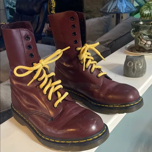 DR MARTENS Air Wair Boots, Women’s Size 7, Wine Red