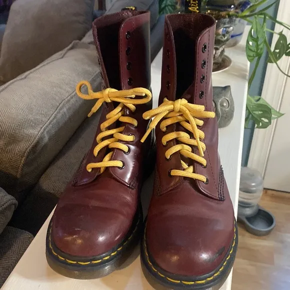 DR MARTENS Air Wair Boots, Women’s Size 7, Wine Red