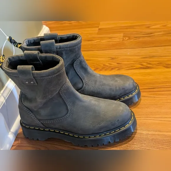 Dr. Martens Anistone Lo boots