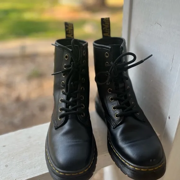 🆕Dr. Martens Black Leather Boots. Women’s 6.5