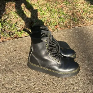 🆕Dr. Martens Black Leather Boots. Women’s 6.5