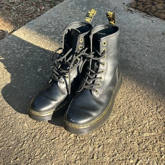 🆕Dr. Martens Black Leather Boots. Women’s 6.5