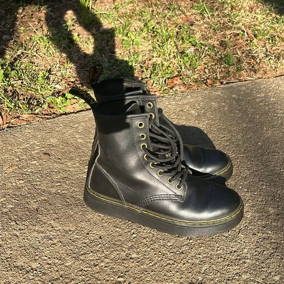 🆕Dr. Martens Black Leather Boots. Women’s 6.5