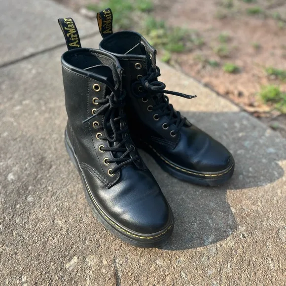 🆕Dr. Martens Black Leather Boots. Women’s 6.5