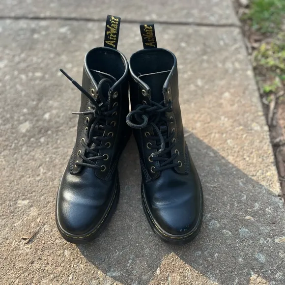 🆕Dr. Martens Black Leather Boots. Women’s 6.5