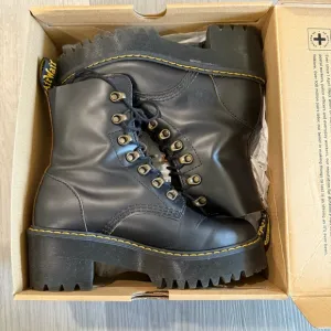 Dr. Martens Leona Women’s Black Vintage Smooth Leather Heeled Boots 7