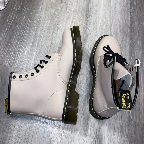 Dr. Martens Unisex Smooth Leather Taupe Lace Up Boots NWOB Men’s 6 Woman’s 7
