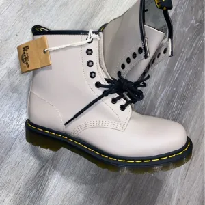 Dr. Martens Unisex Smooth Leather Taupe Lace Up Boots NWOB Men’s 6 Woman’s 7