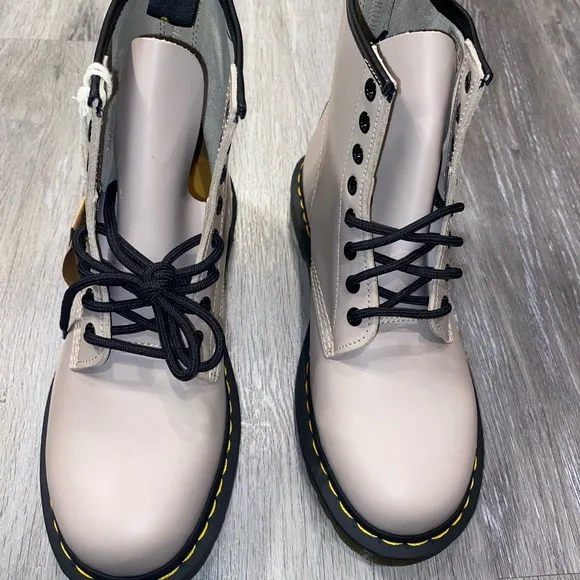 Dr. Martens Unisex Smooth Leather Taupe Lace Up Boots NWOB Men’s 6 Woman’s 7