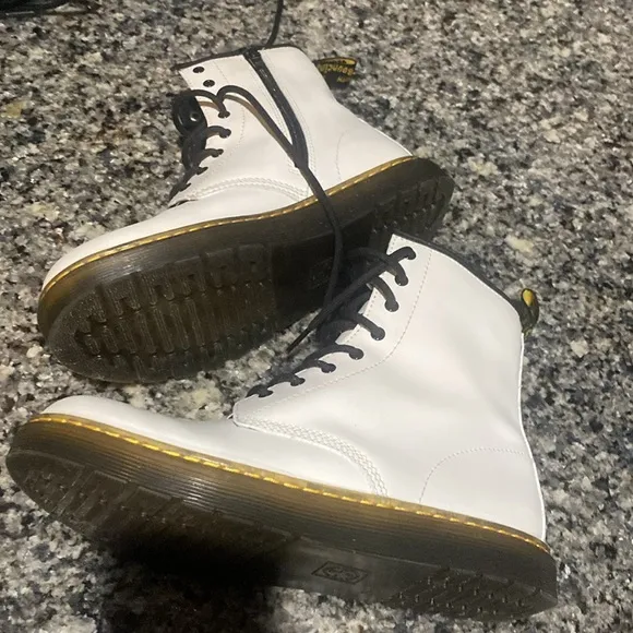 Dr. Martens Zavalay white boots women Sz 7