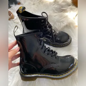 Dr martes 11821 pantent leather boots women’s size 7