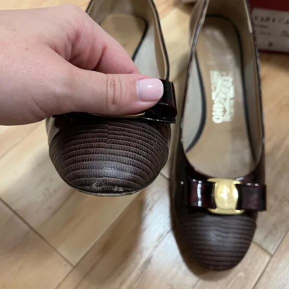 EUC Ferragamo Vara Cap Toe - Tortoise shell w/ Gold hw