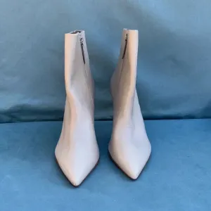 EUC Schutz Ivory &quot;Mikki&quot; Leather Ankle Boots Sz 11 women stiletto heel *defect*
