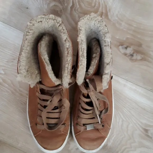 EUC UGG Shearling Sneaker Boot Cognac