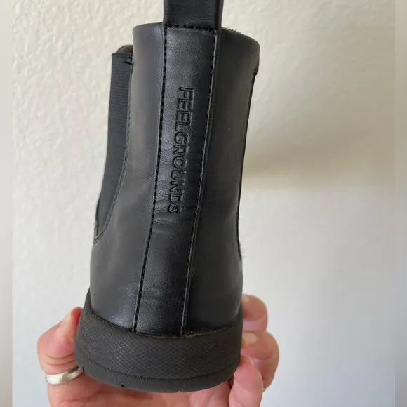FeelGrounds Black Chelsea Boots Men’s Size 9 Women’s 11
