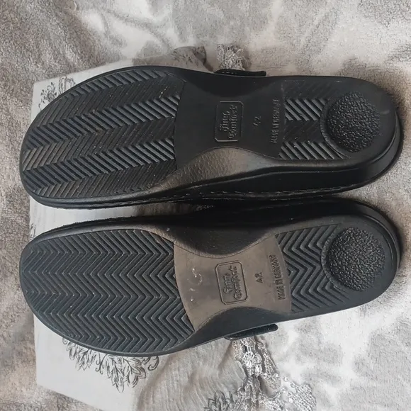 FINN COMFOR 42 Women Black Leather Slip-On Shoes
