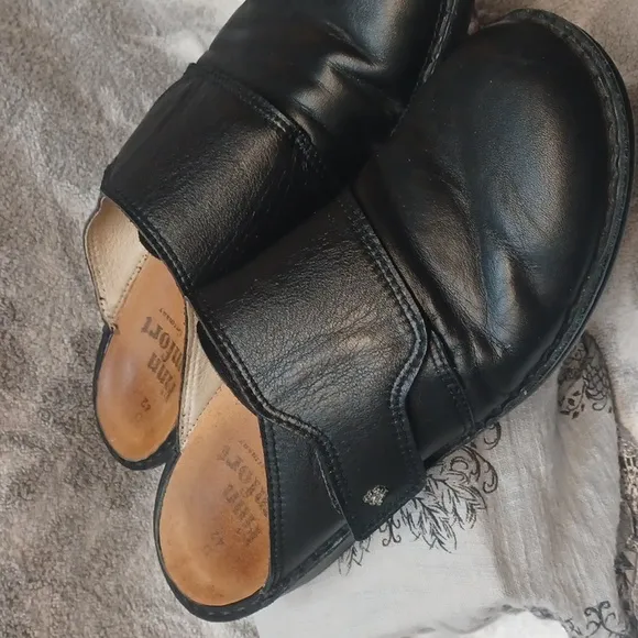 FINN COMFOR 42 Women Black Leather Slip-On Shoes