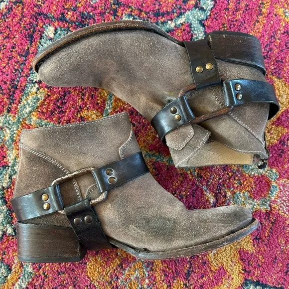 Freebird by Steven | Women’s grey leather Phlow back zip ankle boot, size 7.5