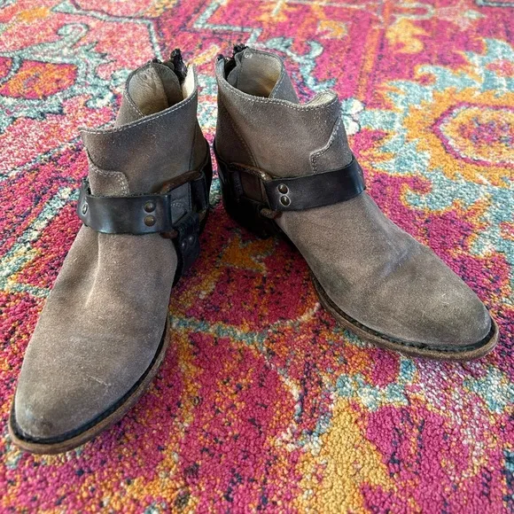 Freebird by Steven | Women’s grey leather Phlow back zip ankle boot, size 7.5