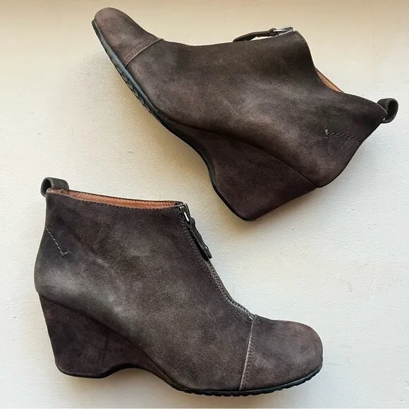 Gentle Souls Ridgual Coffee Brown Front Zip Wedge Heel Suede Boots Women's 6.5