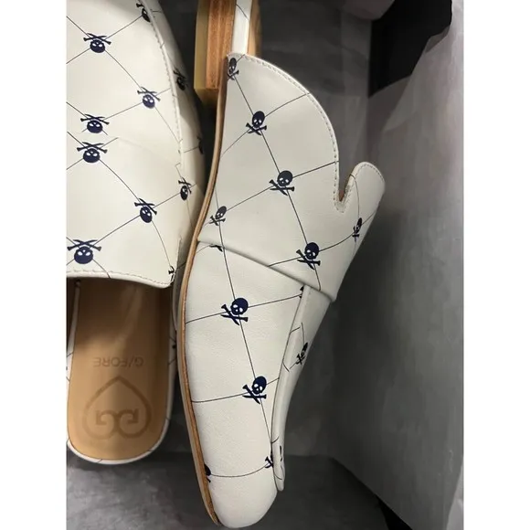 G/Fore Killer Skull &amp; Ts Mules - Snow Leather Womens