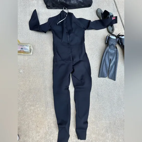 Henderson men’s Scuba Wetsuit, Fins, Boots and Snorkel with mask