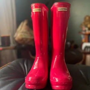 Hot pink hunter rain boots