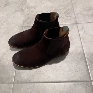Johnston &amp; Murphy Suede boots size 11.5 LIKE NEW