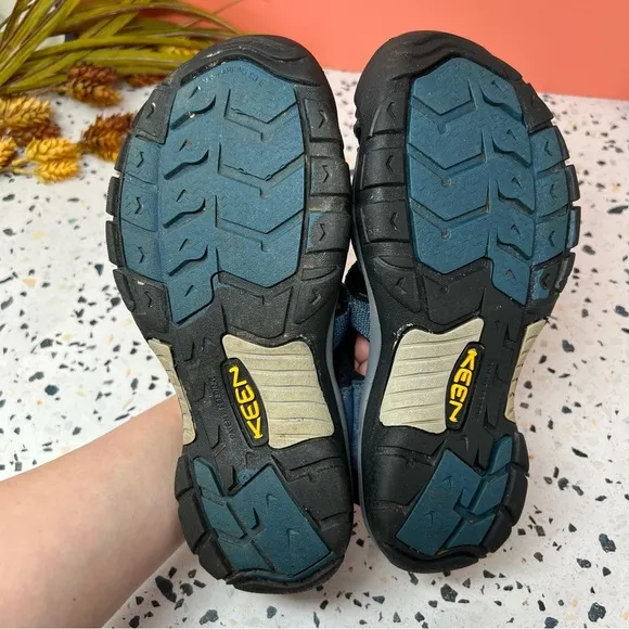 KEEN Fisherman Navy Wateproof Hiking Women’s Performance Shoes Sz 8.5