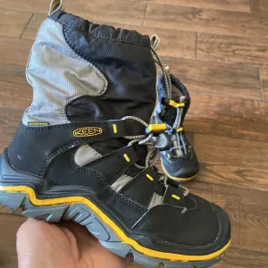 Keen Waterproof Kids Boots Size 1 US Shoes