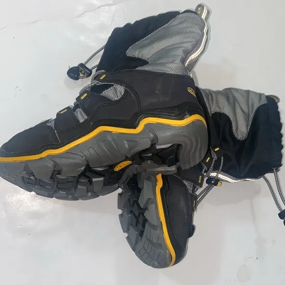 Keen Waterproof Kids Boots Size 1 US Shoes