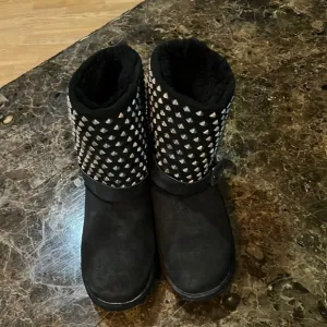 Koolaburra Boots (Original Brand) women’s size 9 black boots/metal details A405