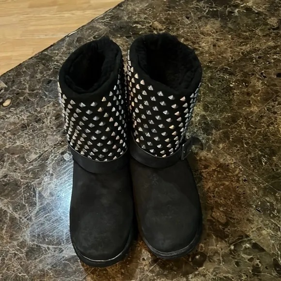 Koolaburra Boots (Original Brand) women’s size 9 black boots/metal details A405
